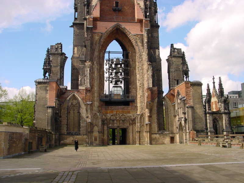 Ruine St. Nicolai Glockenspiel.JPG -                                